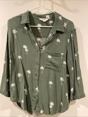 Market & Spruce Olive Green and White Palm-Print Top